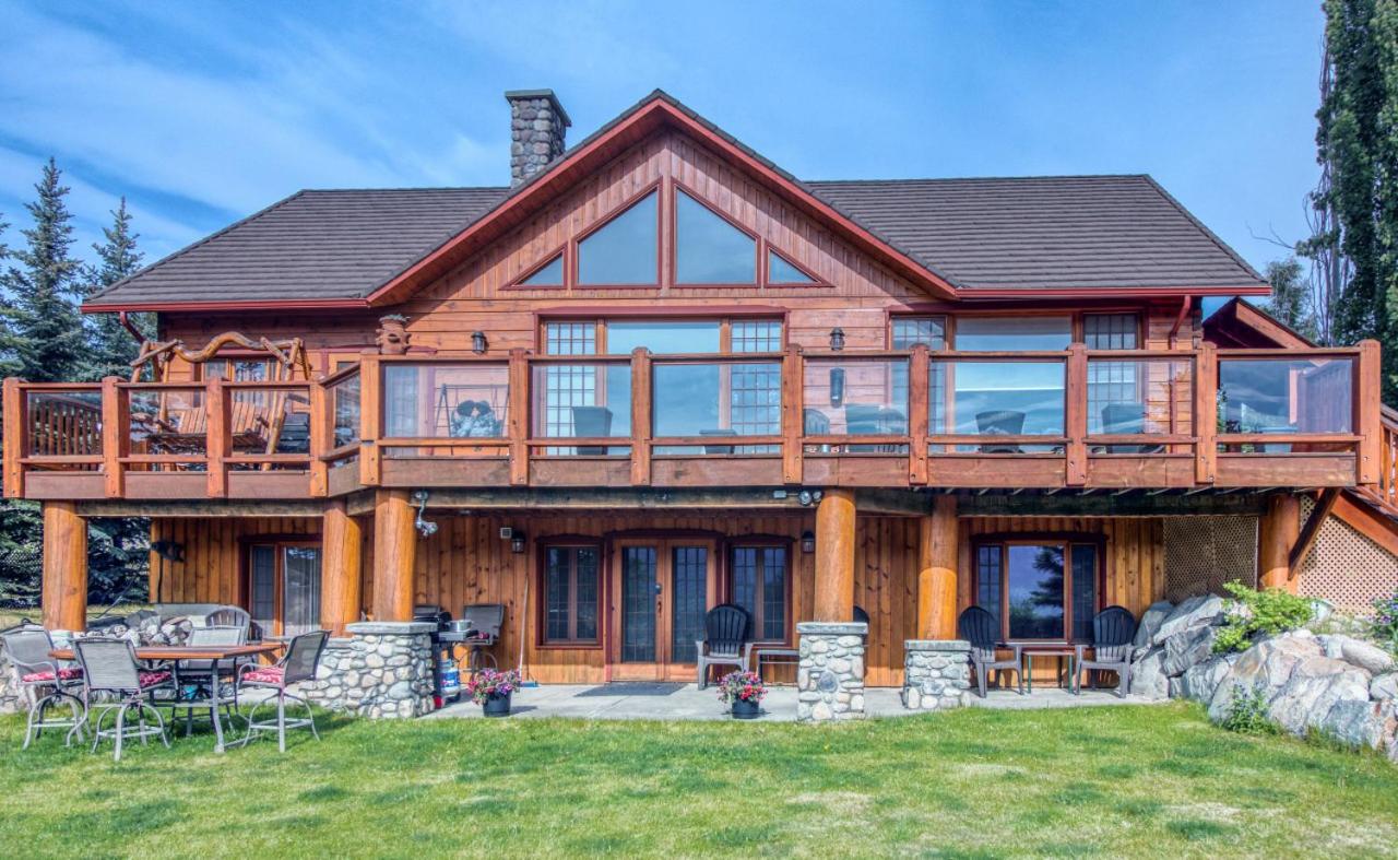 Pine Ridge, Log Home with Lake View and Backyard