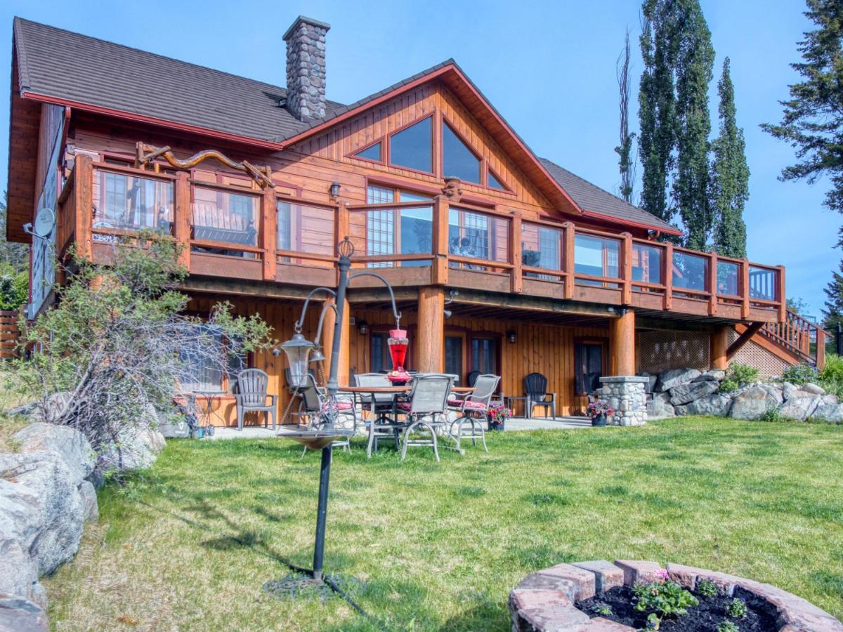 Pine Ridge, Log Home with Lake View and Backyard