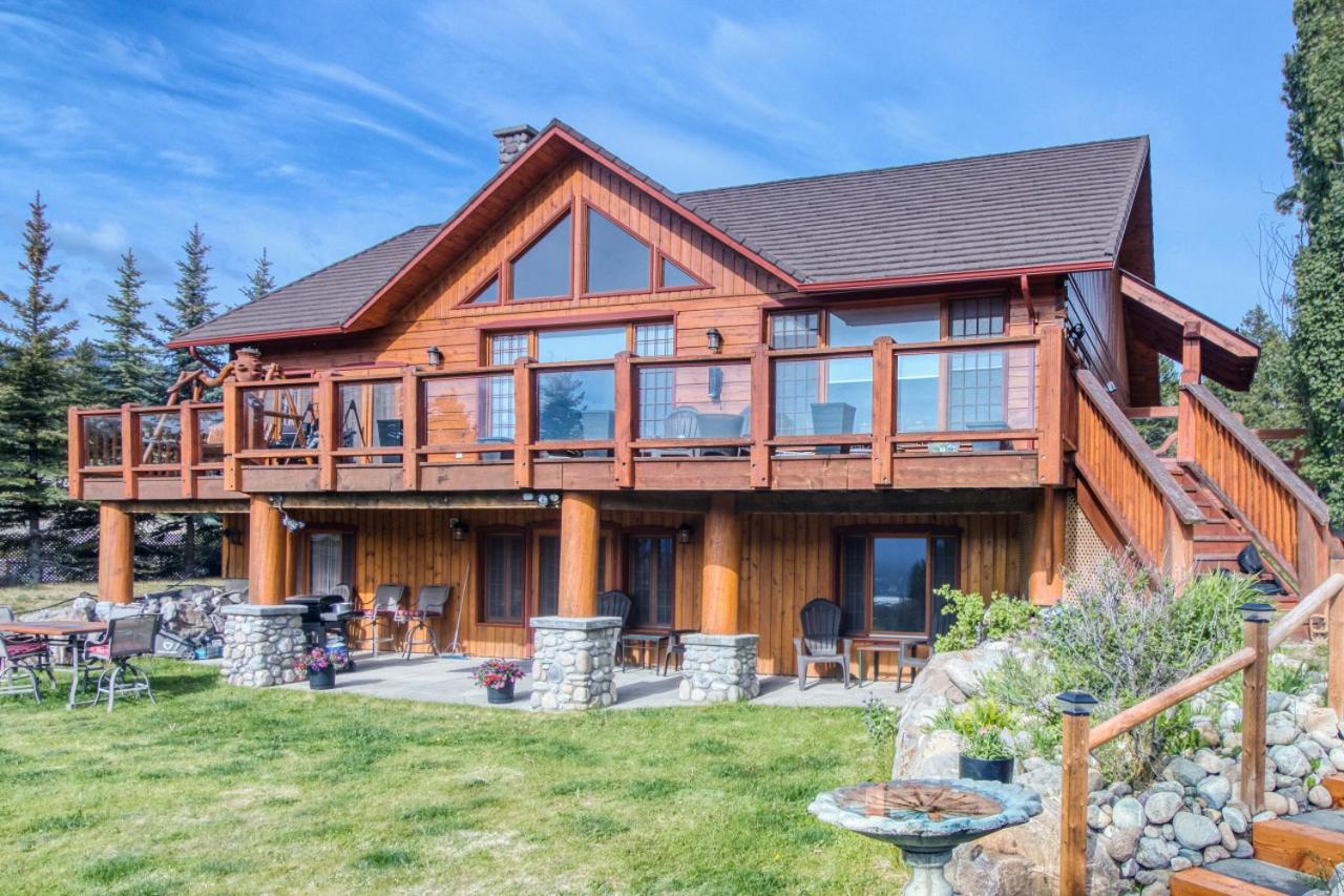 Pine Ridge, Log Home with Lake View and Backyard