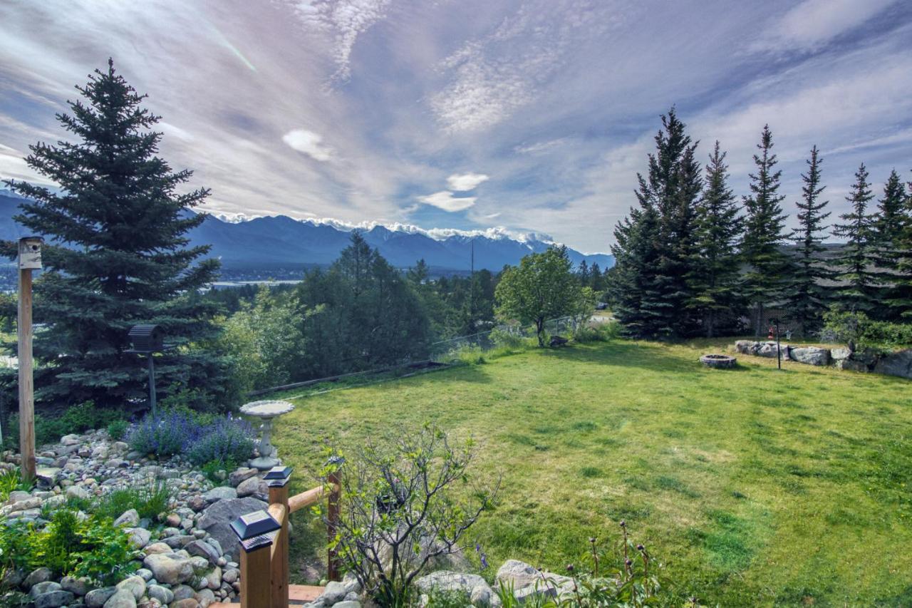 Pine Ridge, Log Home with Lake View and Backyard