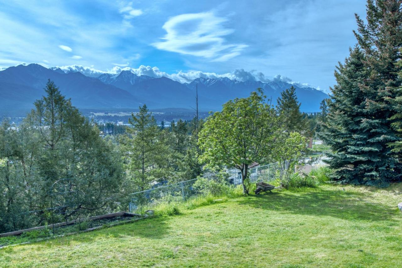 Pine Ridge, Log Home with Lake View and Backyard