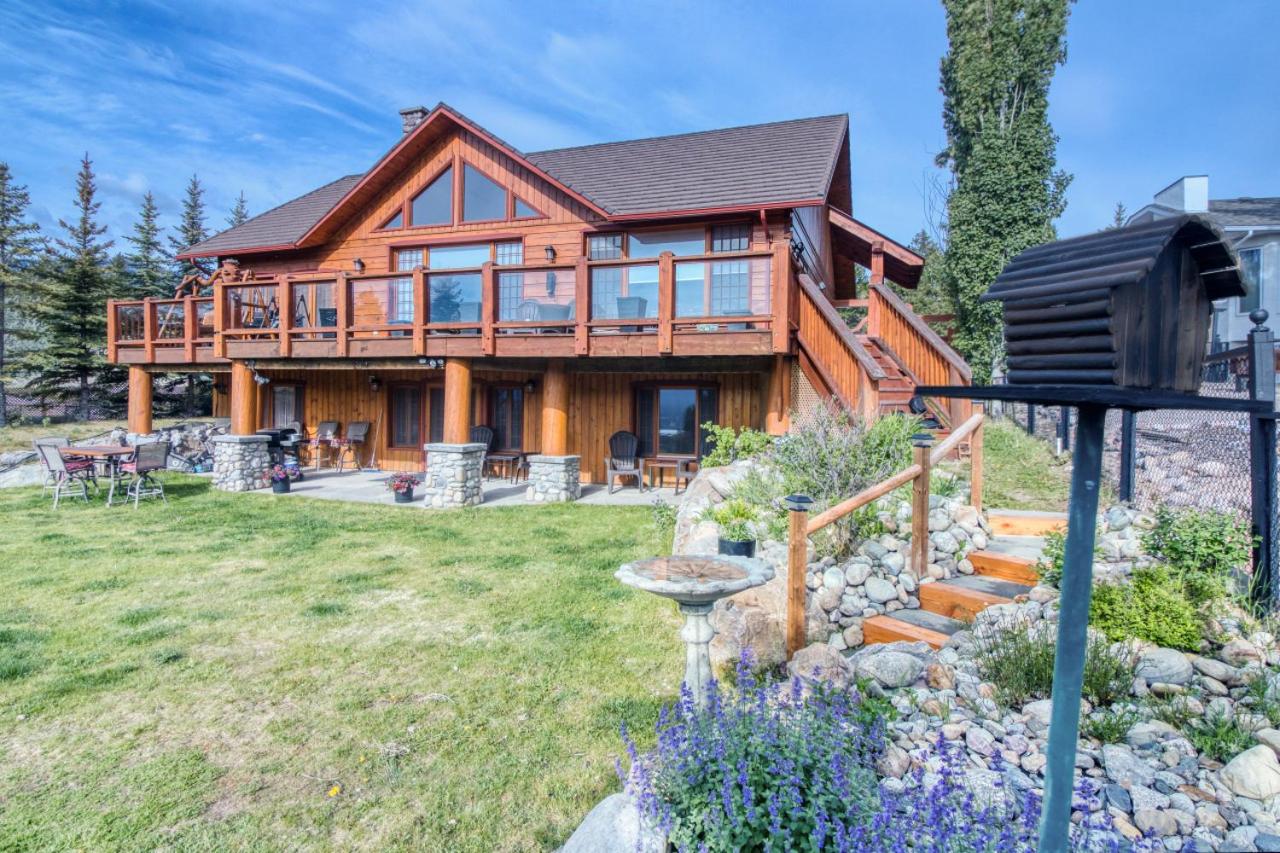 Pine Ridge, Log Home with Lake View and Backyard