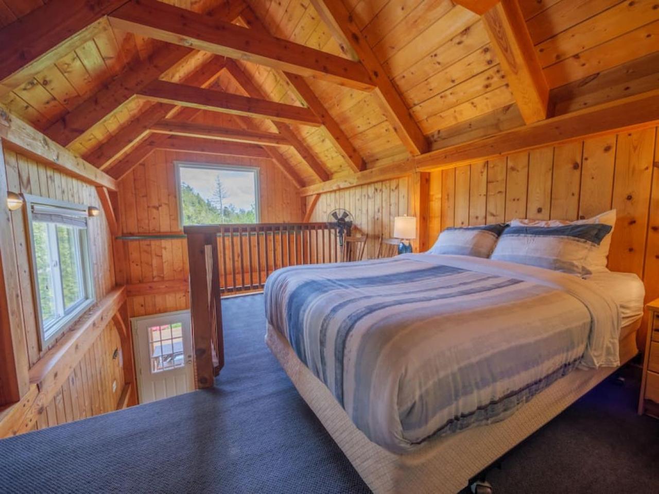 Bear Coast, Cabin with Hot Tub, Patio, and Waterview