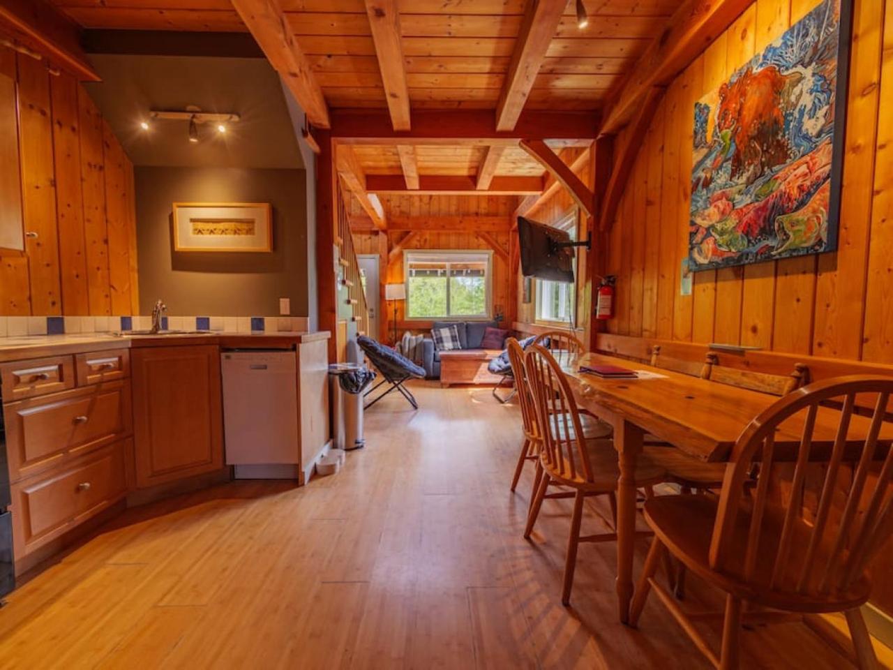 Bear Coast, Cabin with Hot Tub, Patio, and Waterview