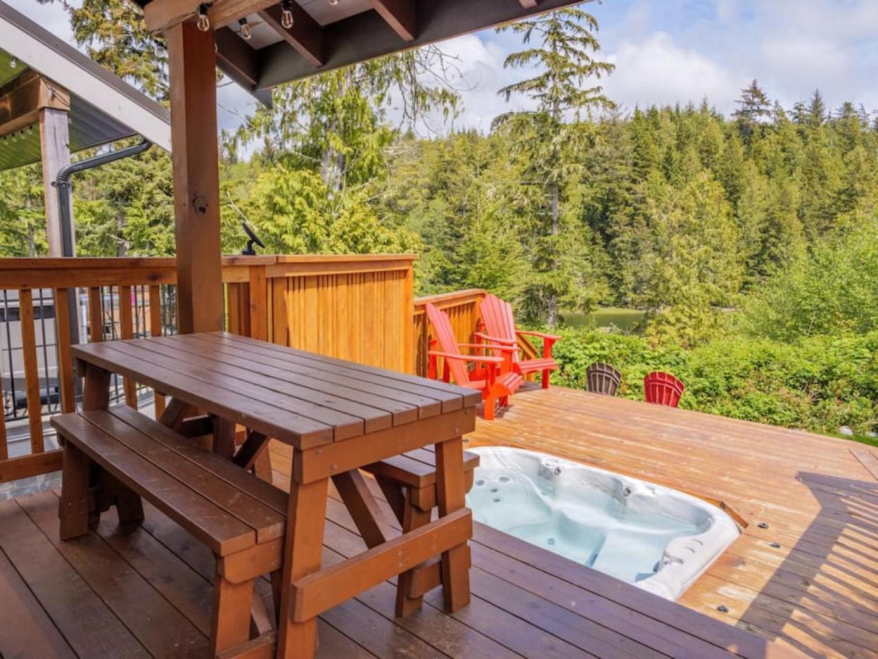 Bear Coast, Cabin with Hot Tub, Patio, and Waterview
