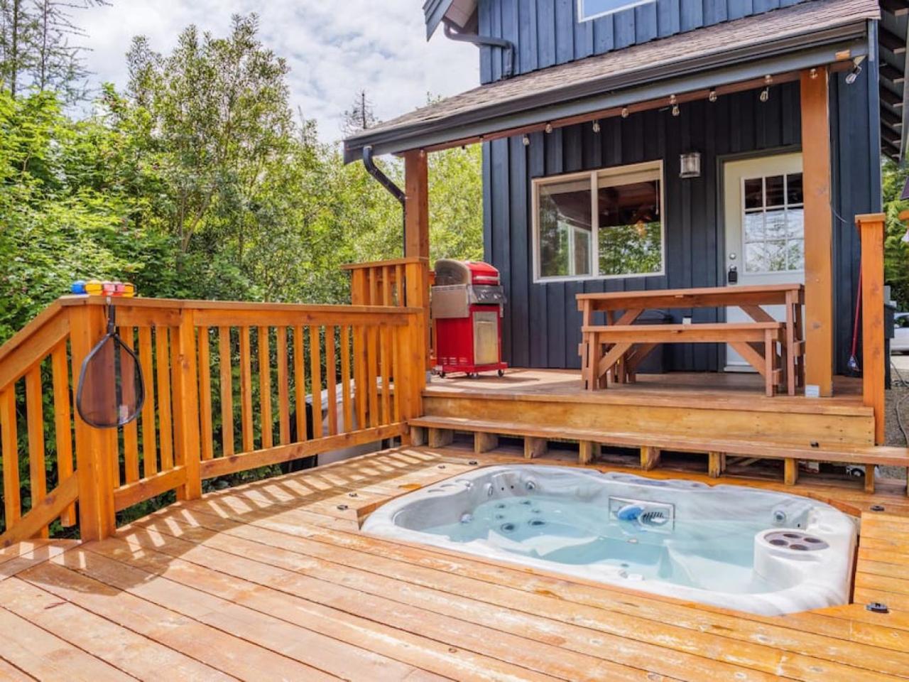 Bear Coast, Cabin with Hot Tub, Patio, and Waterview