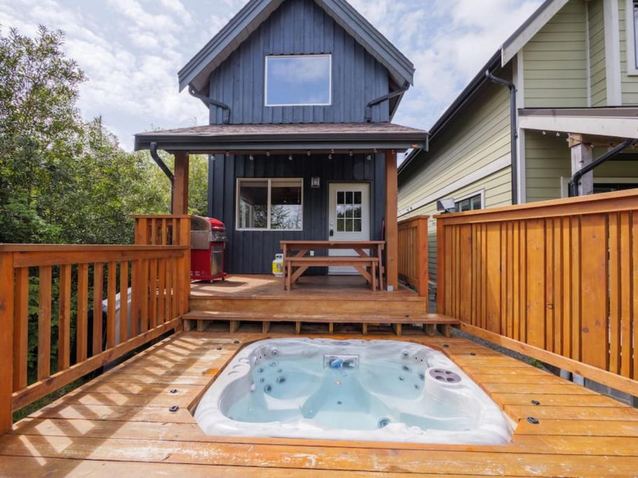 Bear Coast, Cabin with Hot Tub, Patio, and Waterview