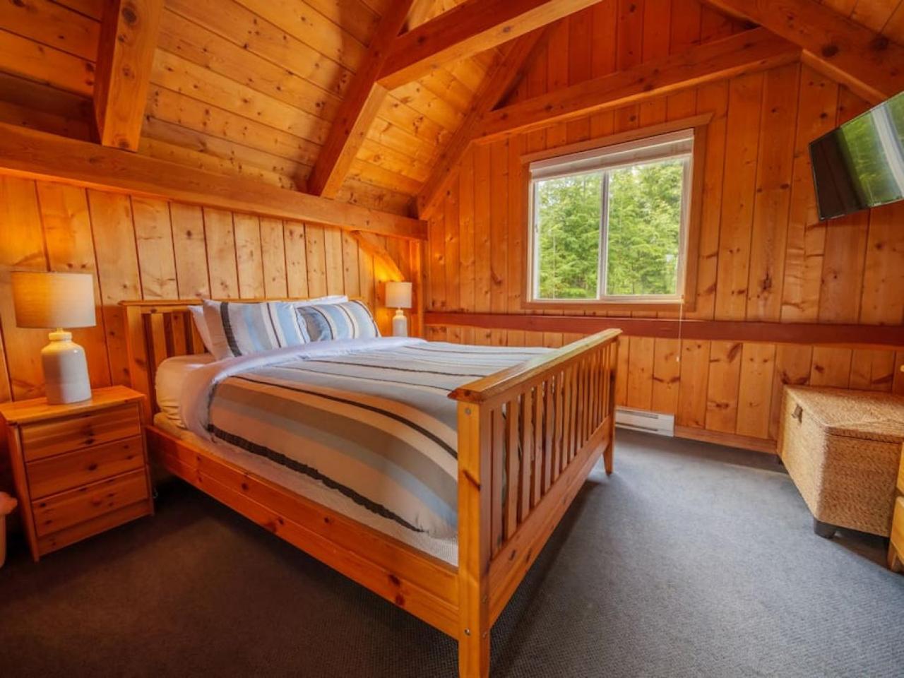 Bear Coast, Cabin with Hot Tub, Patio, and Waterview