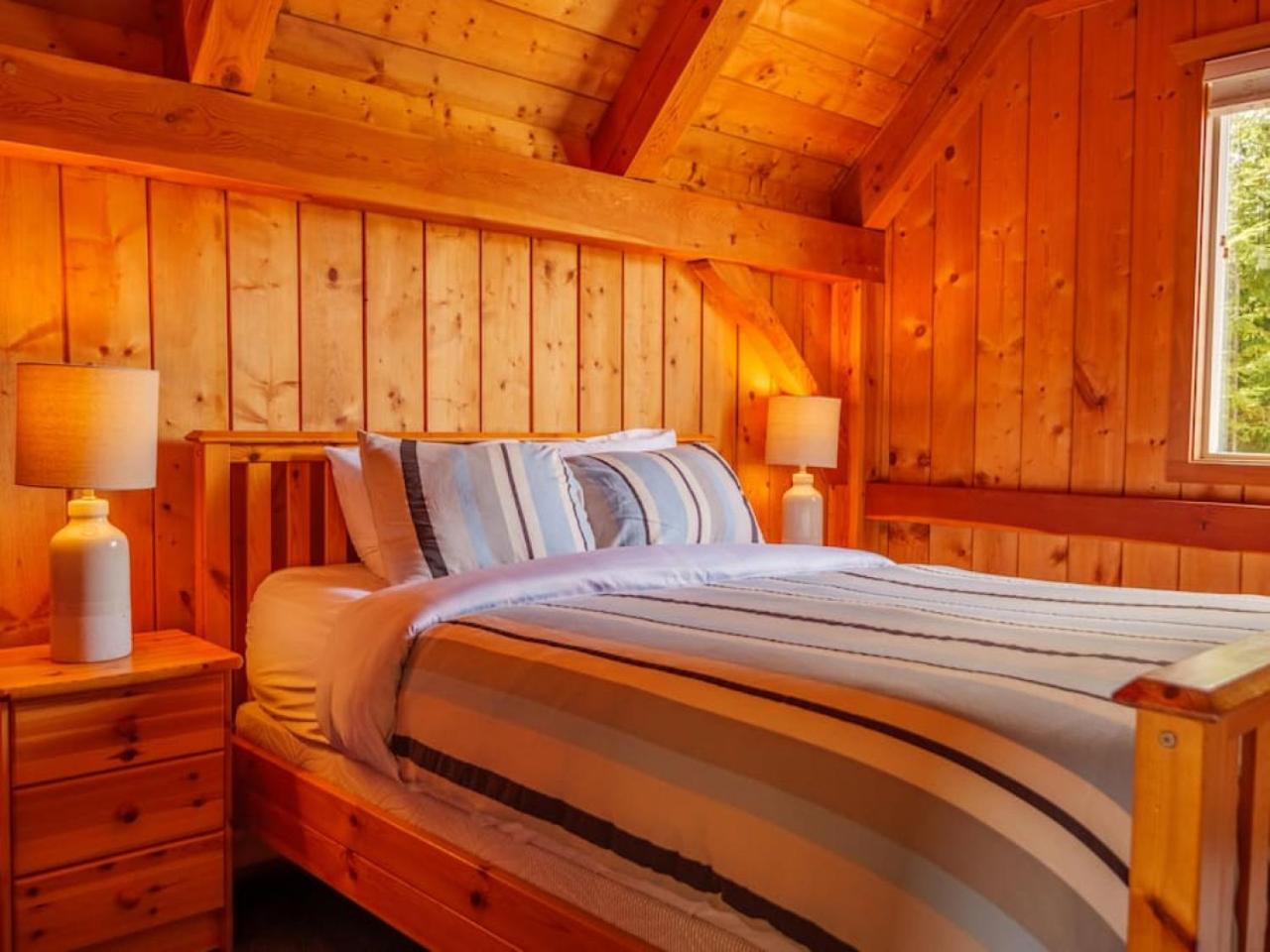 Bear Coast, Cabin with Hot Tub, Patio, and Waterview