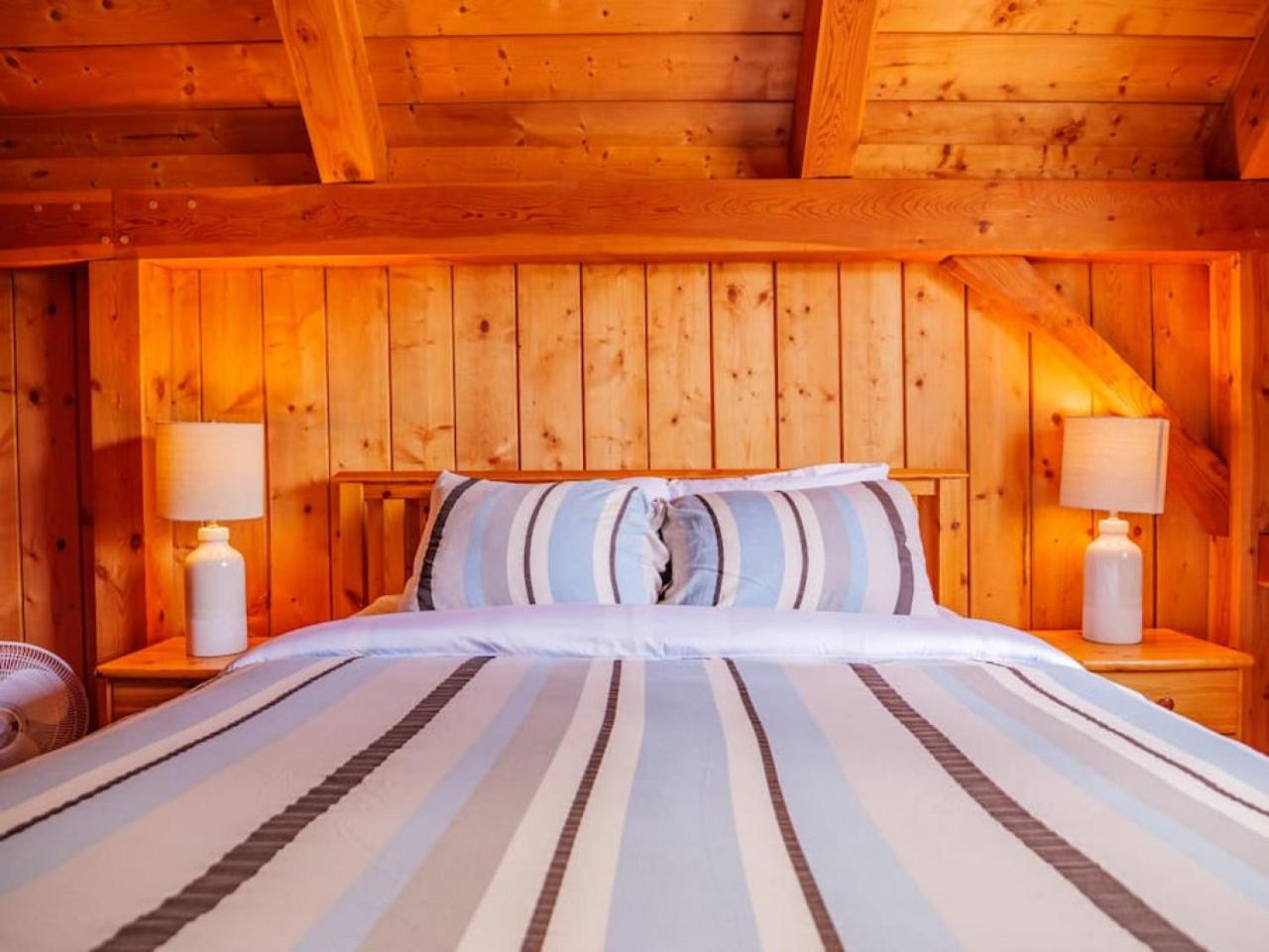 Bear Coast, Cabin with Hot Tub, Patio, and Waterview