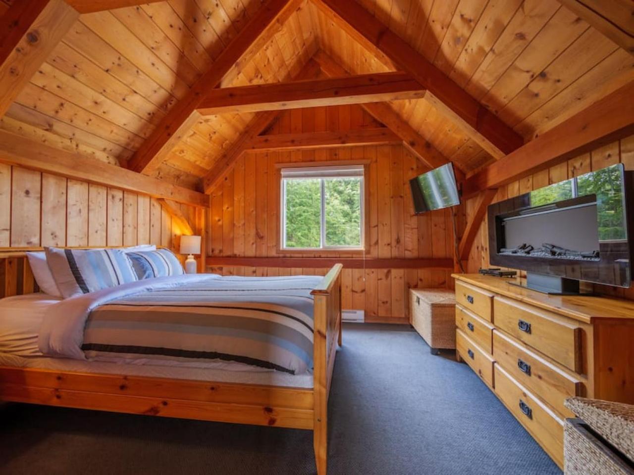 Bear Coast, Cabin with Hot Tub, Patio, and Waterview