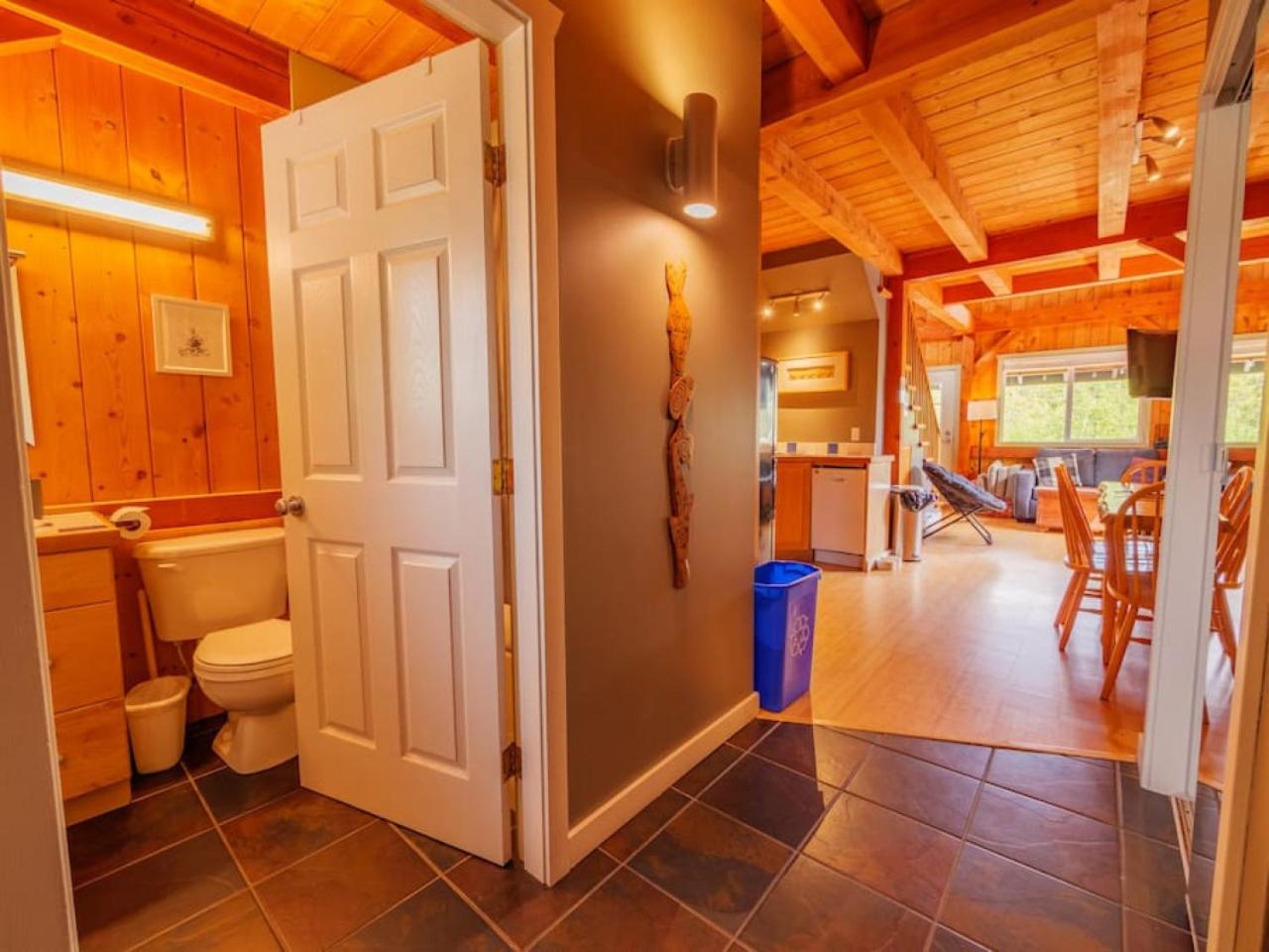 Bear Coast, Cabin with Hot Tub, Patio, and Waterview