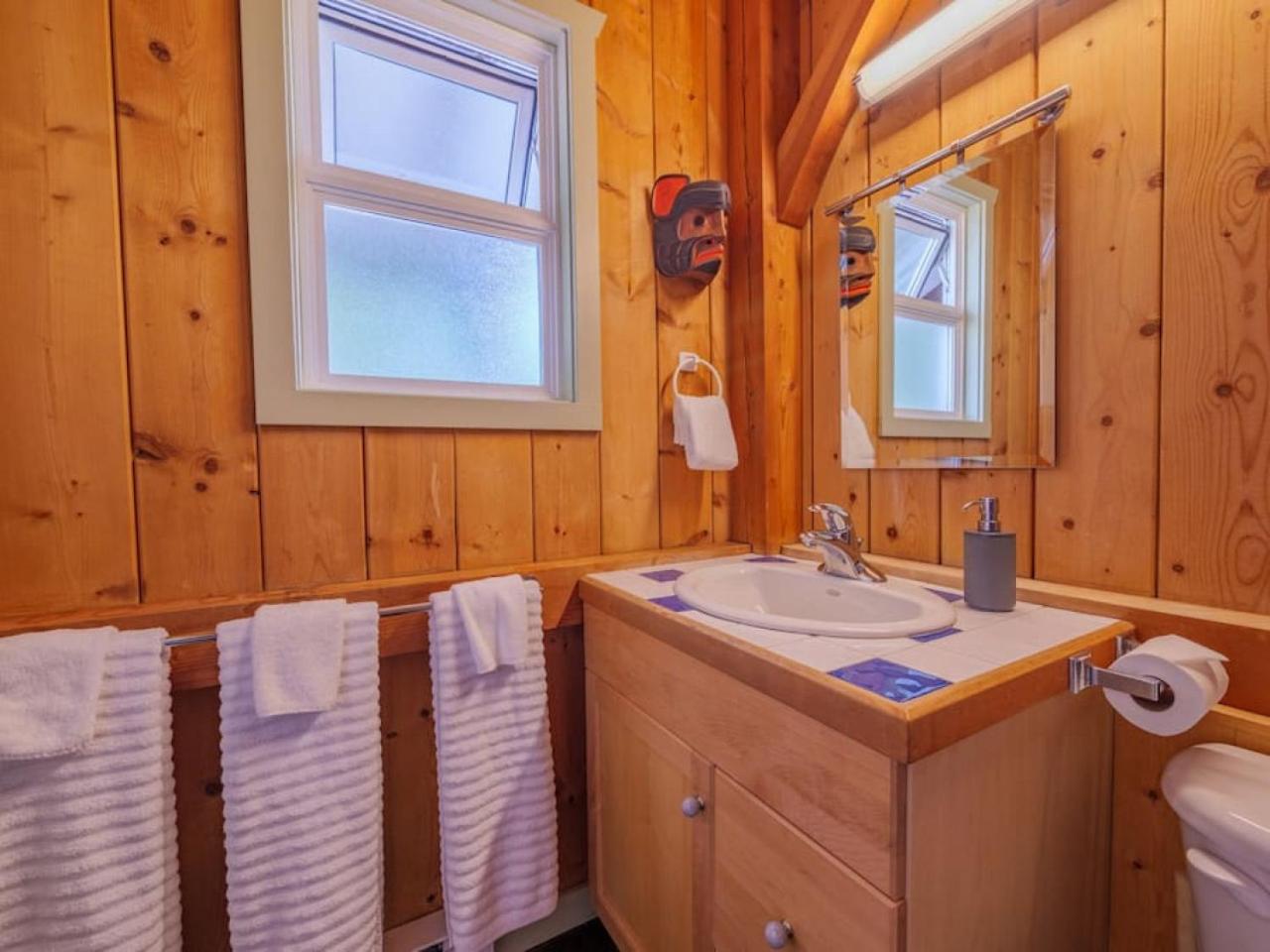 Bear Coast, Cabin with Hot Tub, Patio, and Waterview