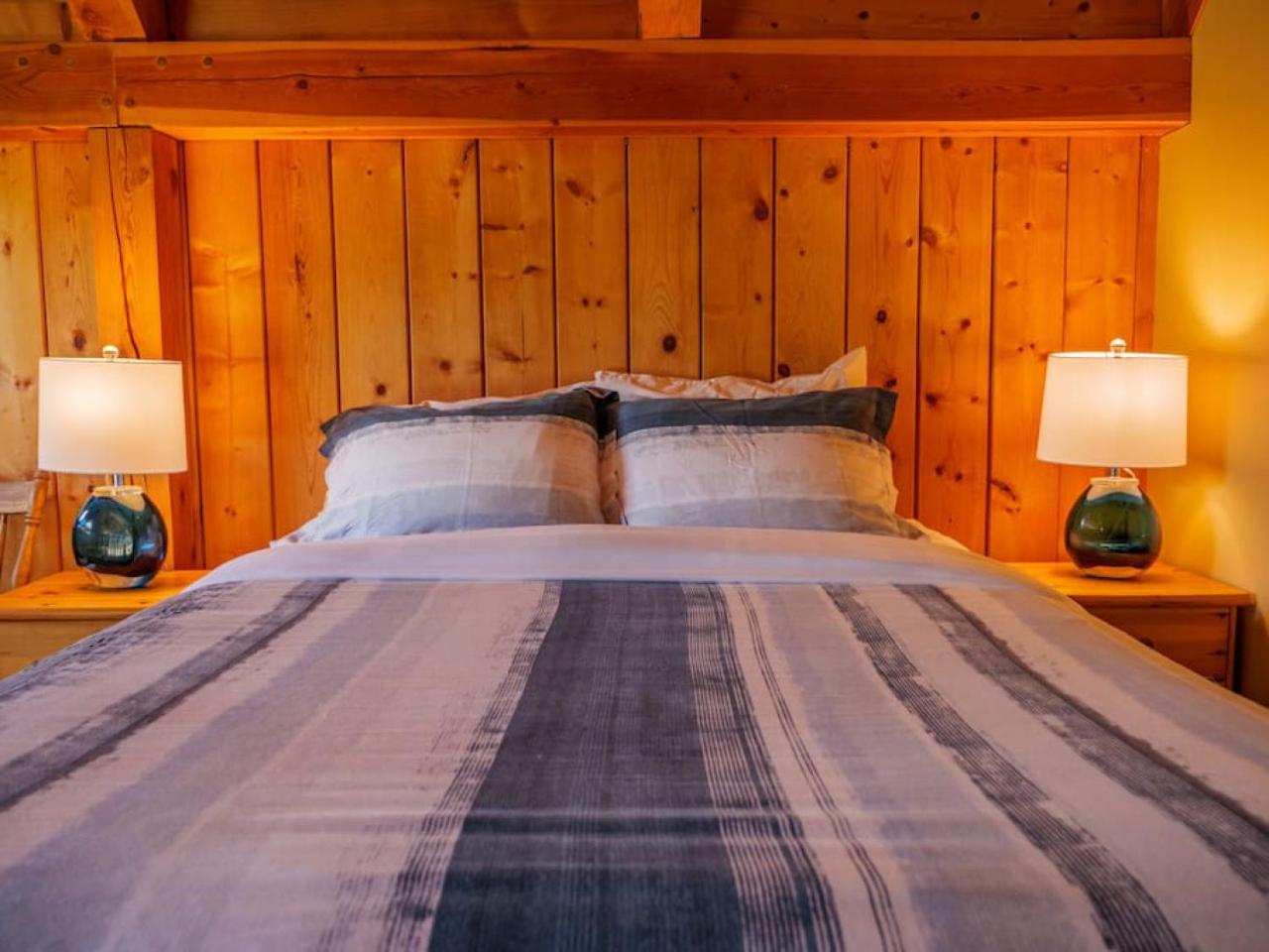 Bear Coast, Cabin with Hot Tub, Patio, and Waterview