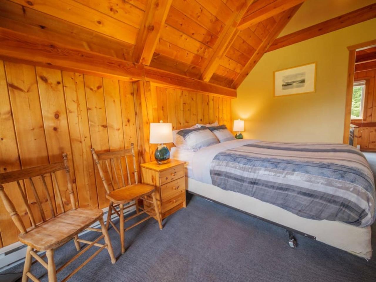 Bear Coast, Cabin with Hot Tub, Patio, and Waterview