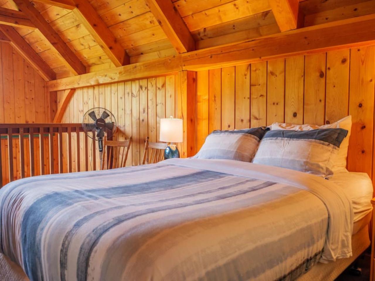 Bear Coast, Cabin with Hot Tub, Patio, and Waterview