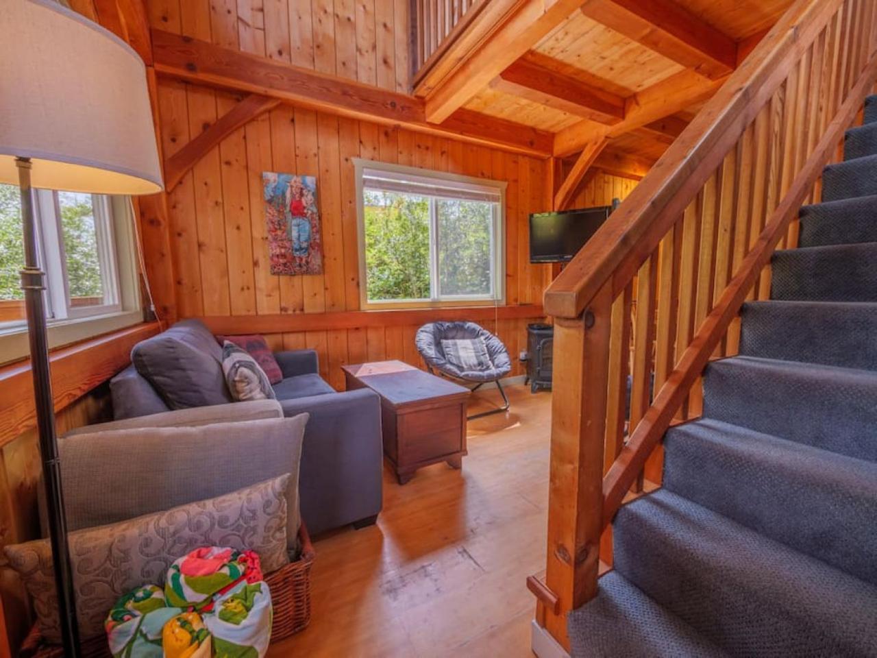 Bear Coast, Cabin with Hot Tub, Patio, and Waterview