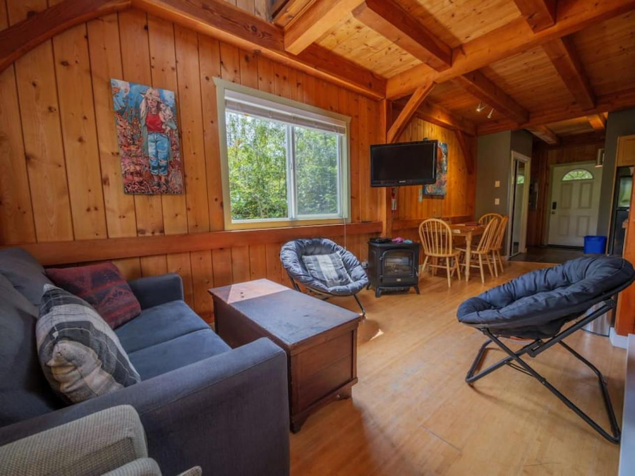 Bear Coast, Cabin with Hot Tub, Patio, and Waterview