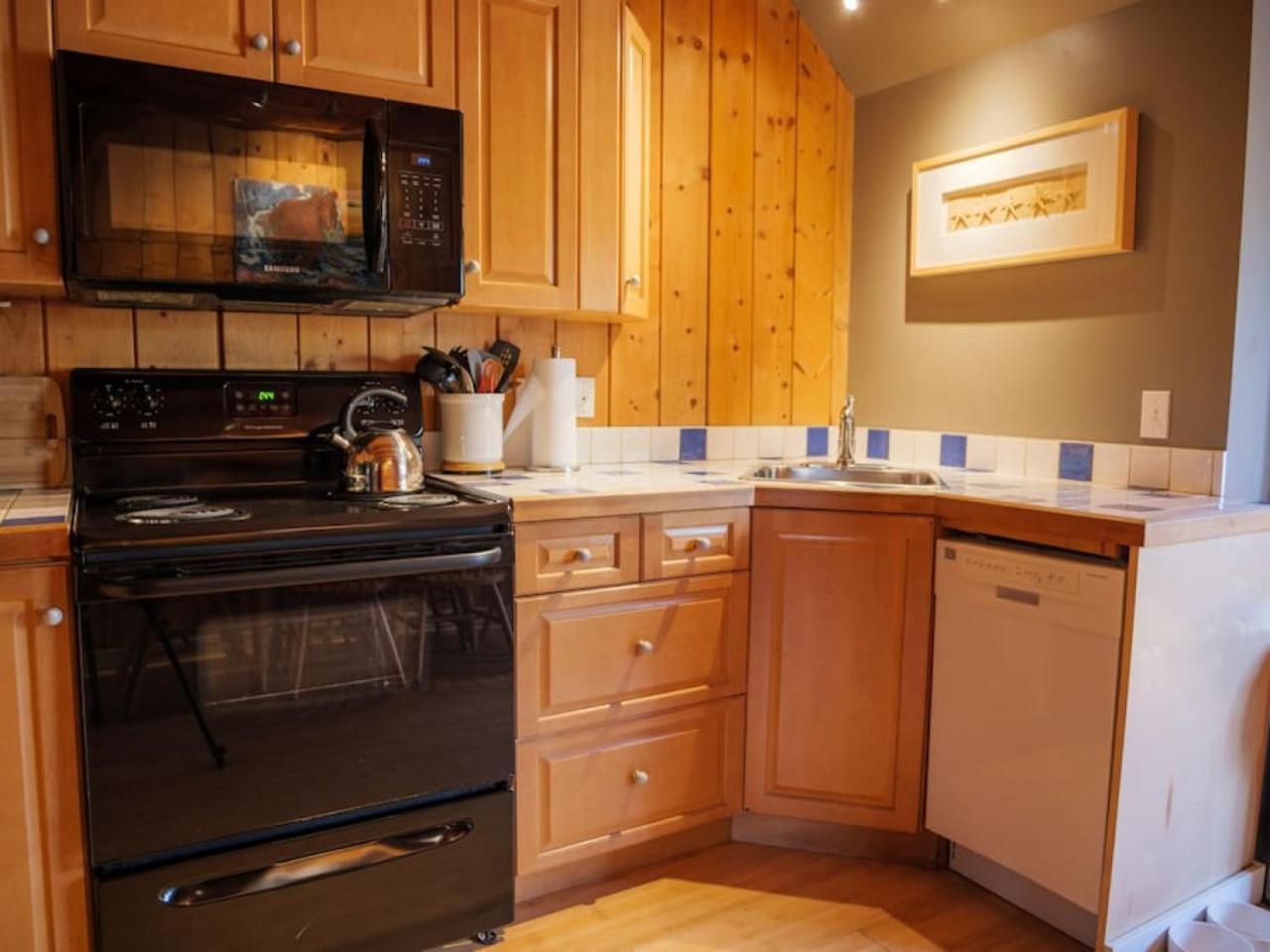 Bear Coast, Cabin with Hot Tub, Patio, and Waterview
