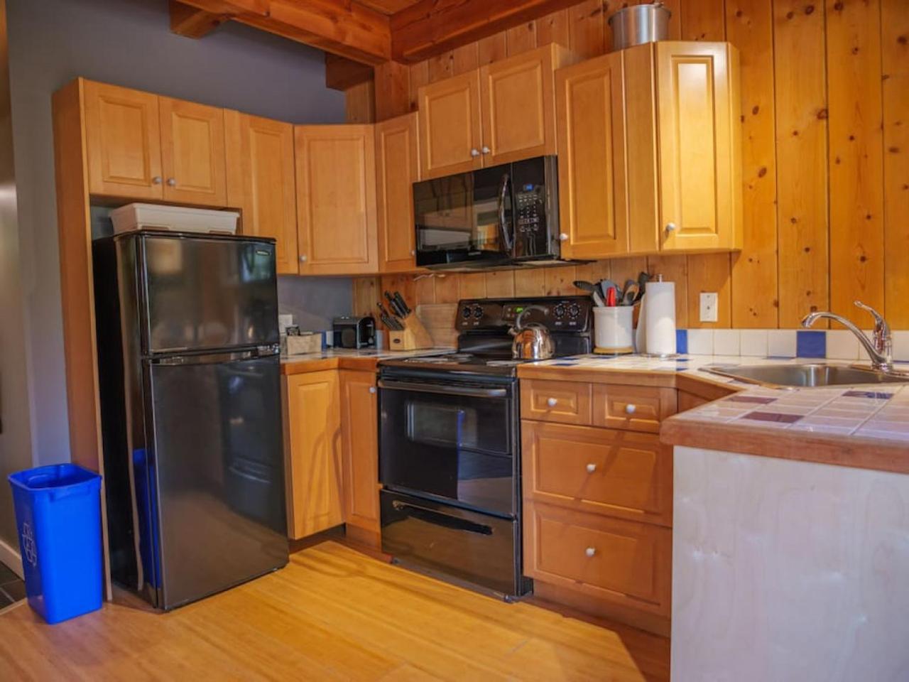 Bear Coast, Cabin with Hot Tub, Patio, and Waterview