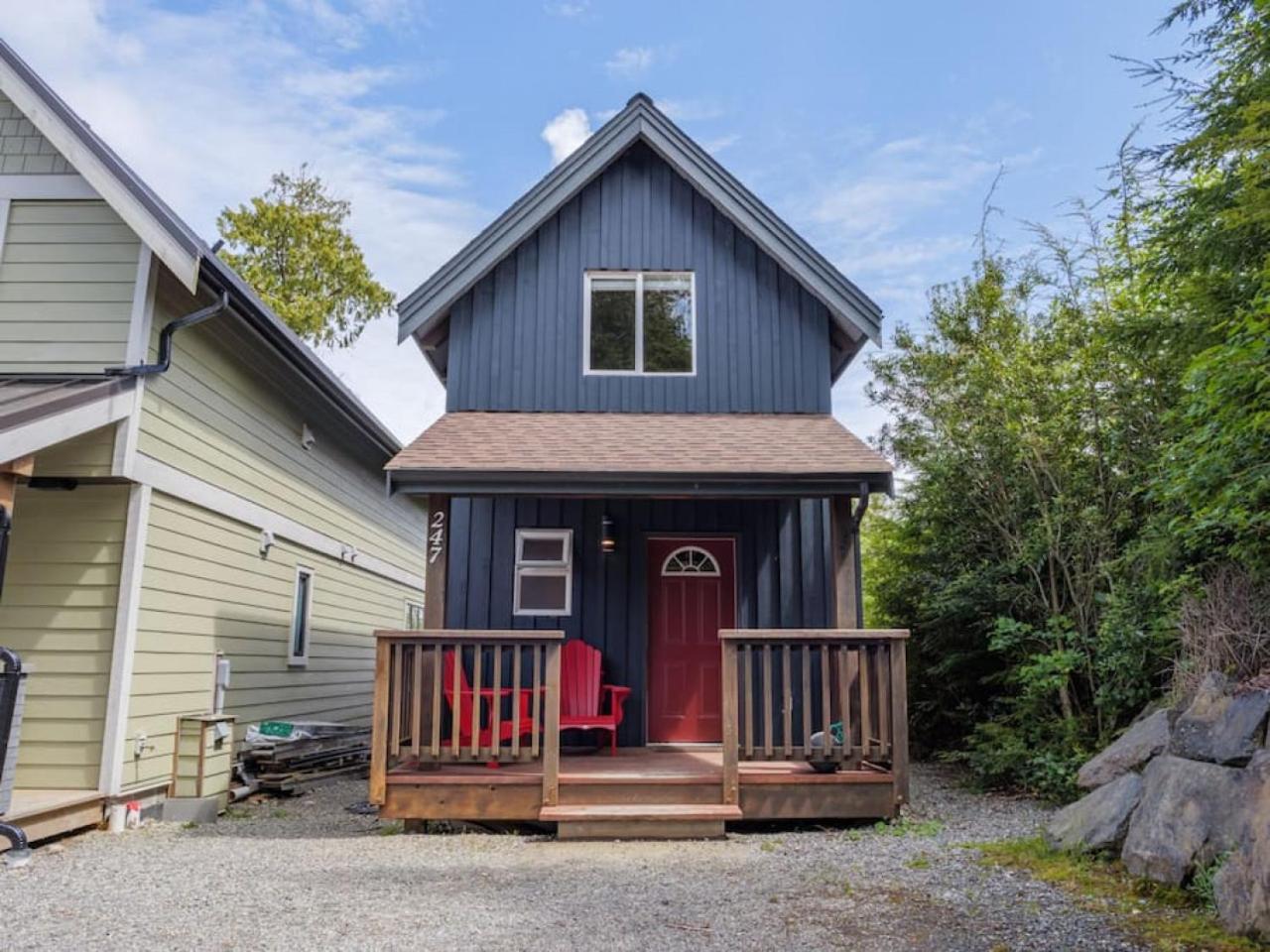 Bear Coast, Cabin with Hot Tub, Patio, and Waterview