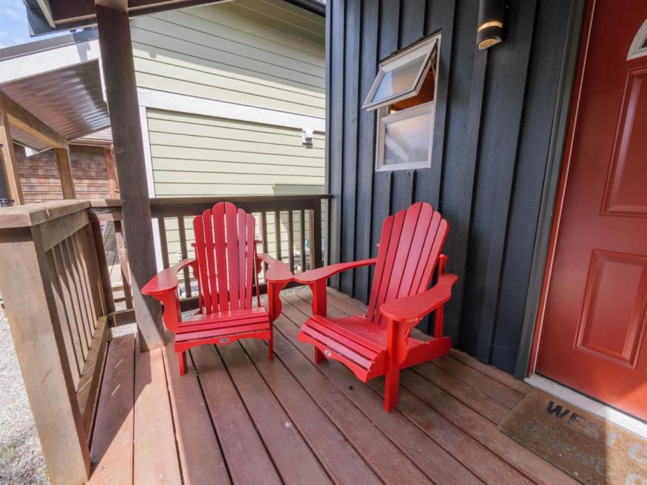 Bear Coast, Cabin with Hot Tub, Patio, and Waterview