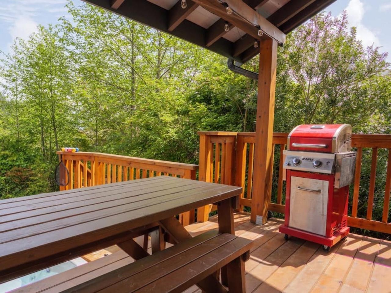 Bear Coast, Cabin with Hot Tub, Patio, and Waterview