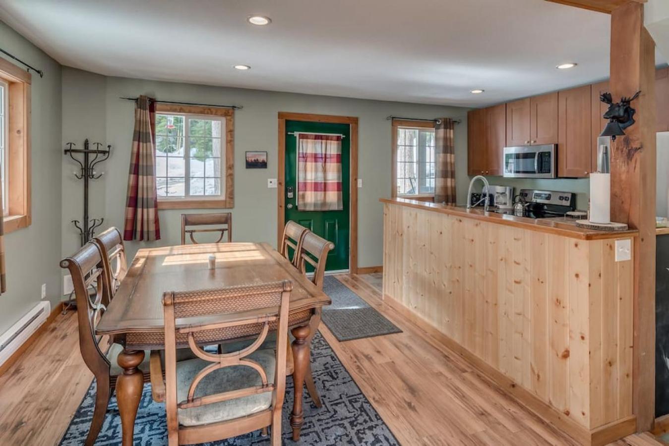 Whiskey Jack, 4 Bedroom Cabin with Outdoor Firepit