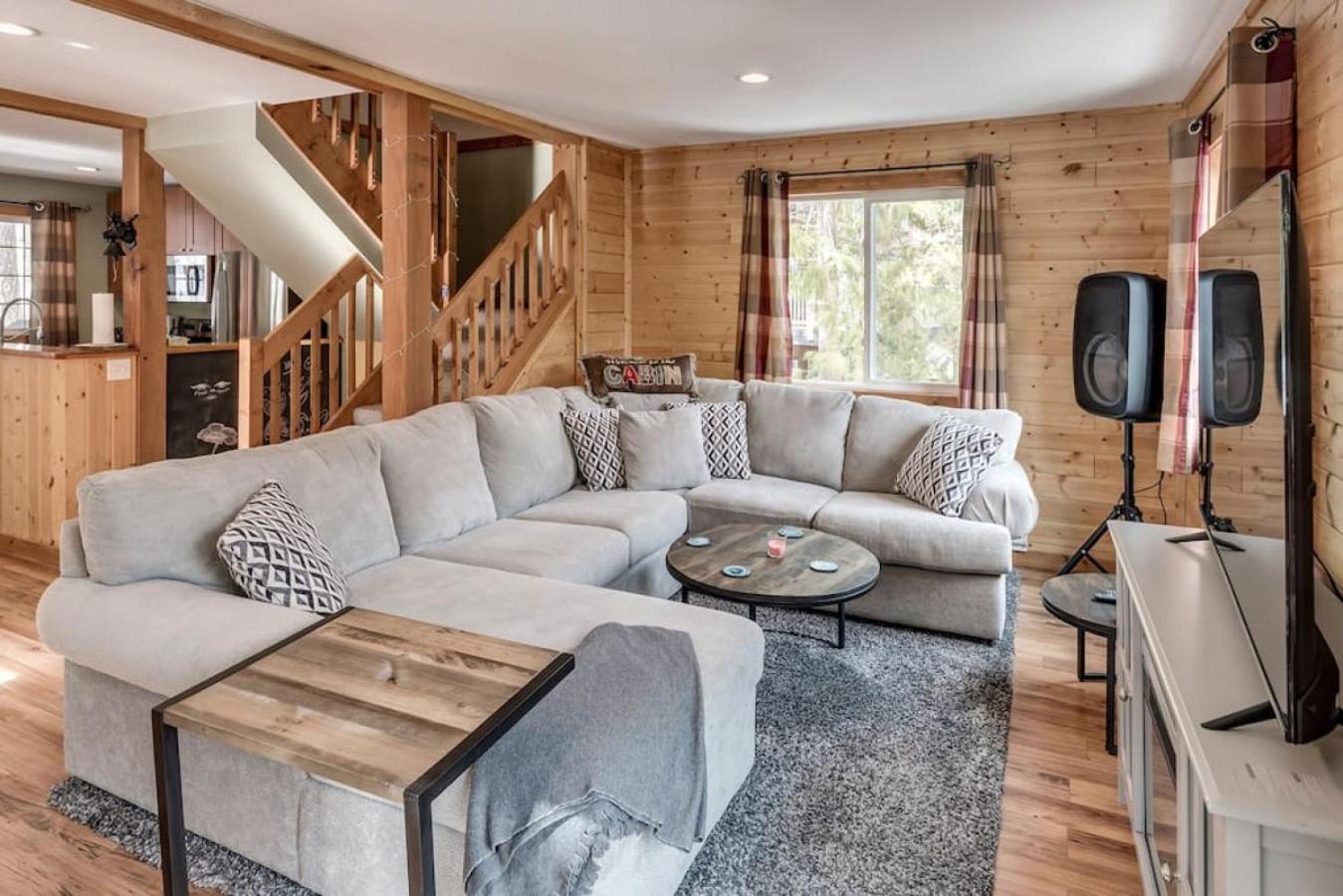 Whiskey Jack, 4 Bedroom Cabin with Outdoor Firepit