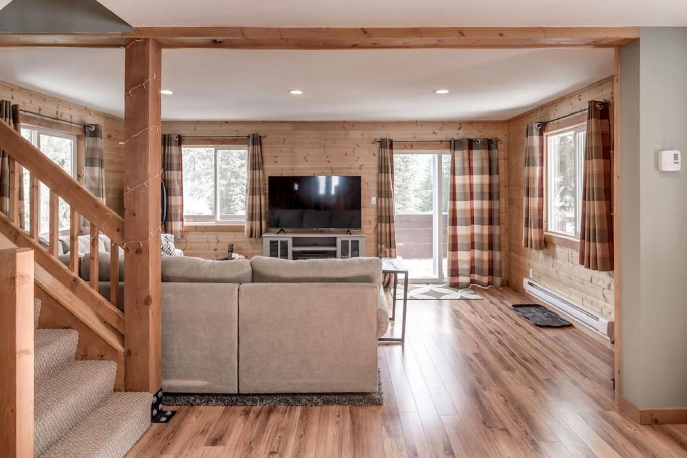 Whiskey Jack, 4 Bedroom Cabin with Outdoor Firepit