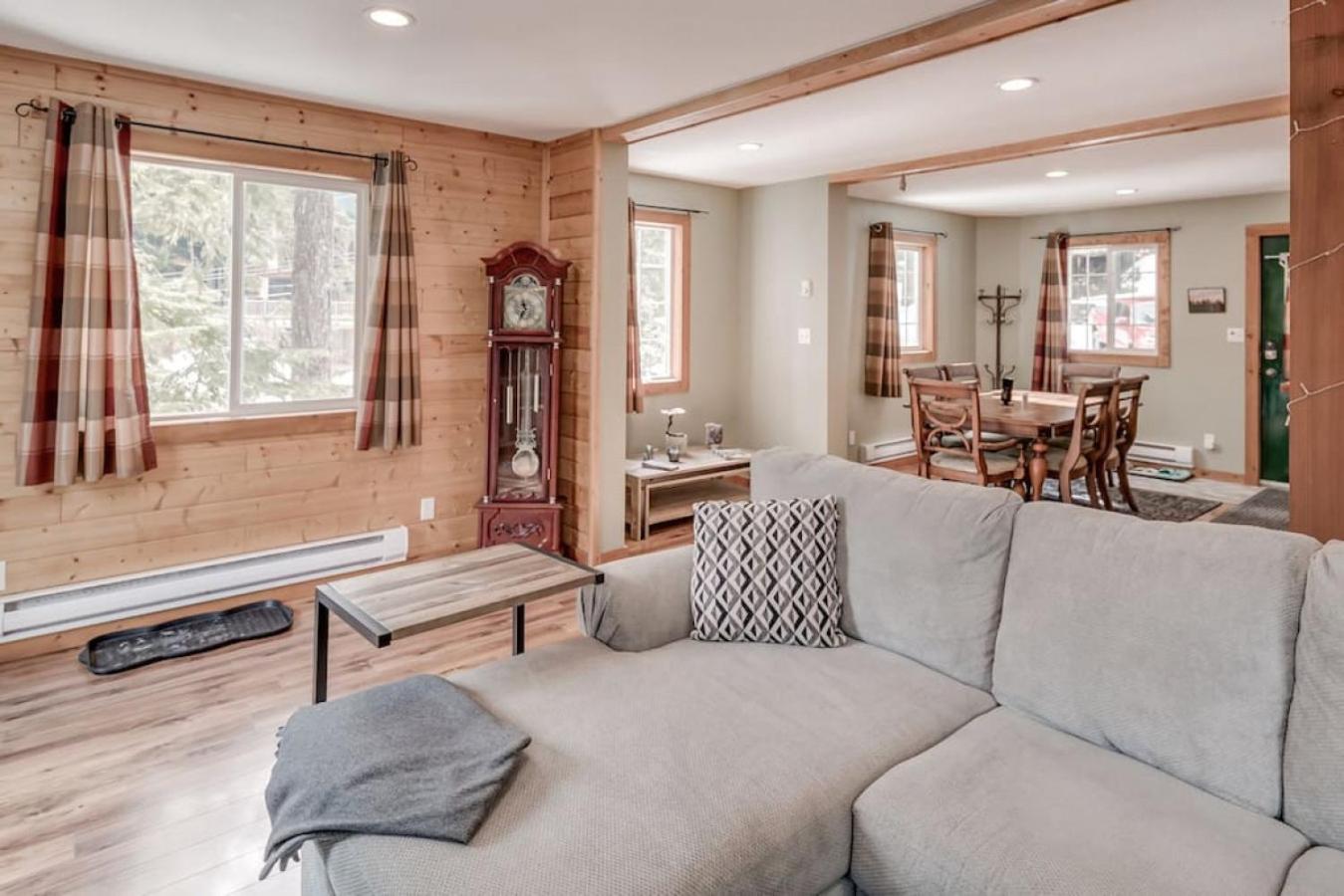 Whiskey Jack, 4 Bedroom Cabin with Outdoor Firepit