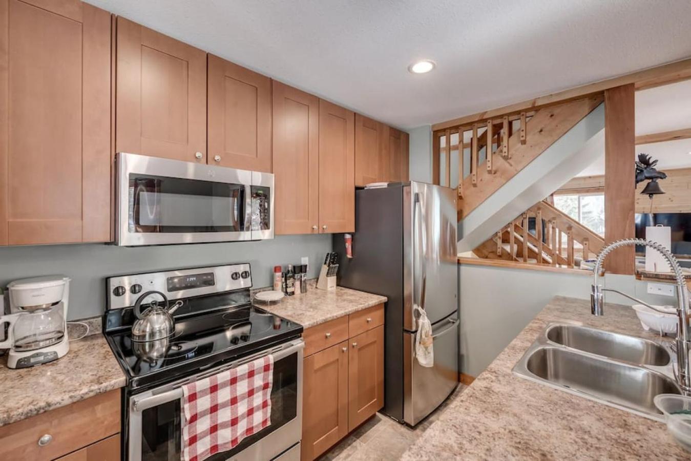 Whiskey Jack, 4 Bedroom Cabin with Outdoor Firepit