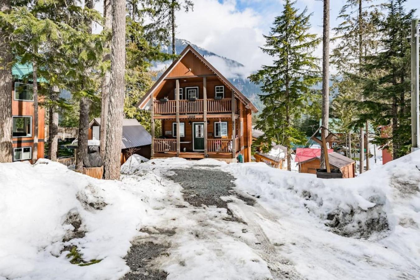 Whiskey Jack, 4 Bedroom Cabin with Outdoor Firepit