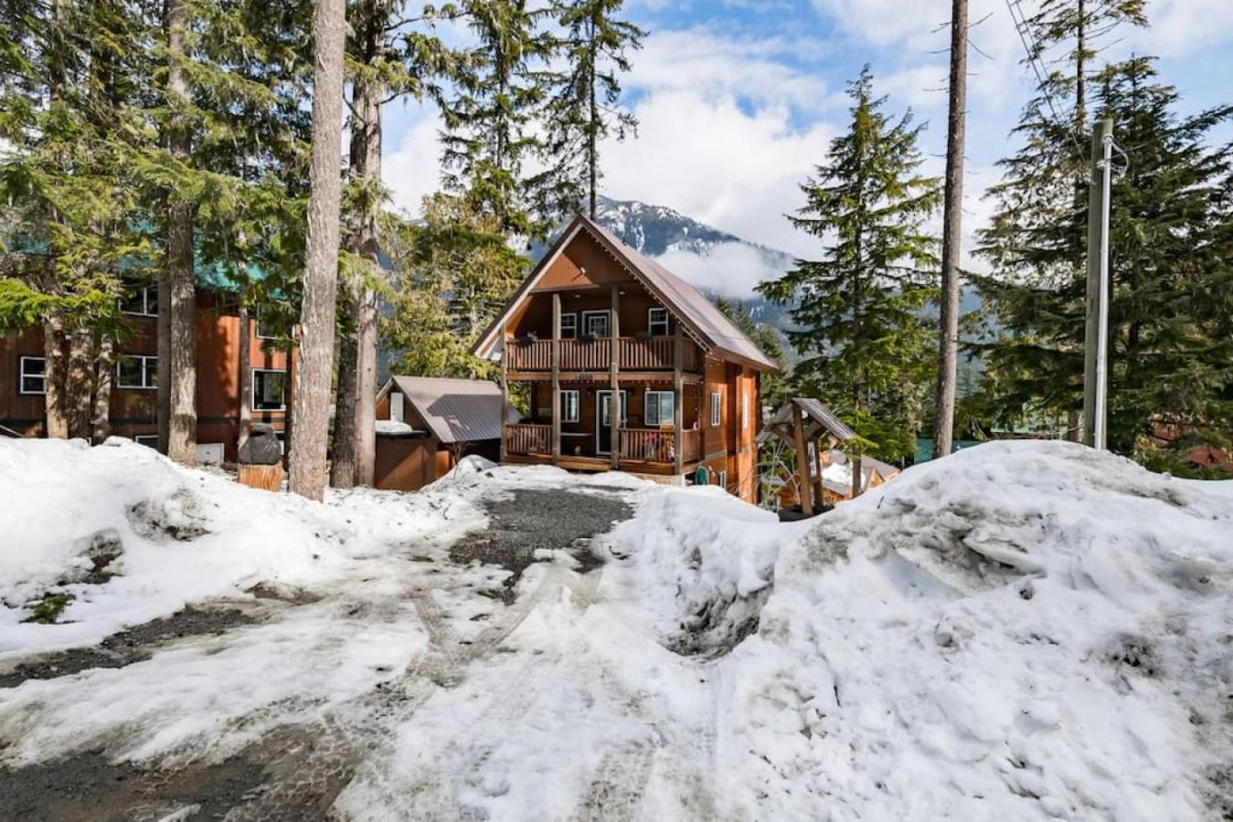 Whiskey Jack, 4 Bedroom Cabin with Outdoor Firepit
