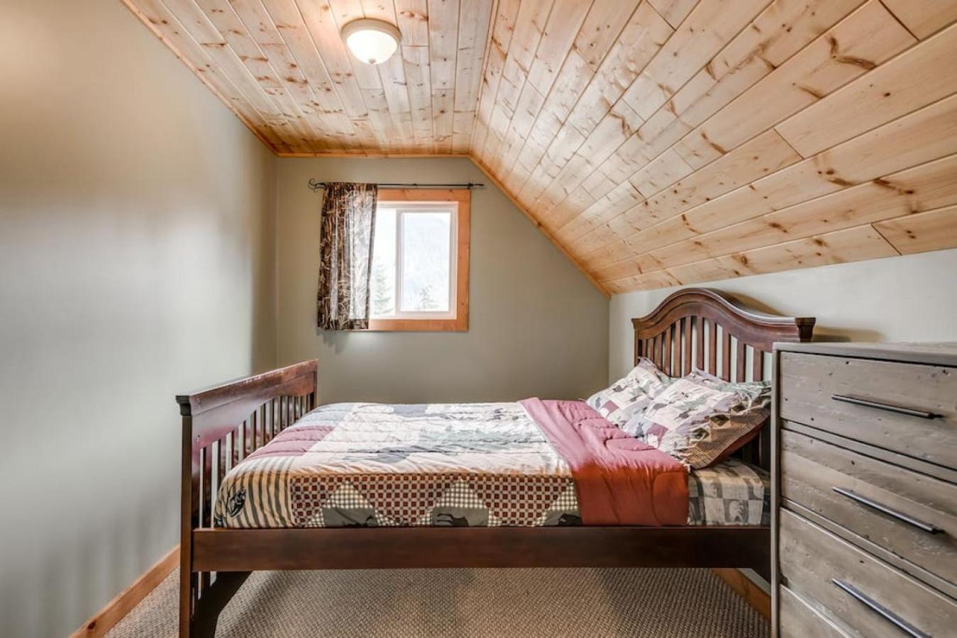 Whiskey Jack, 4 Bedroom Cabin with Outdoor Firepit