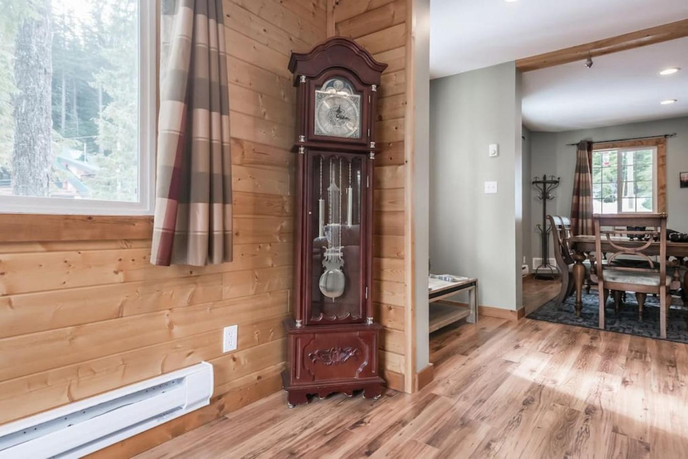 Whiskey Jack, 4 Bedroom Cabin with Outdoor Firepit