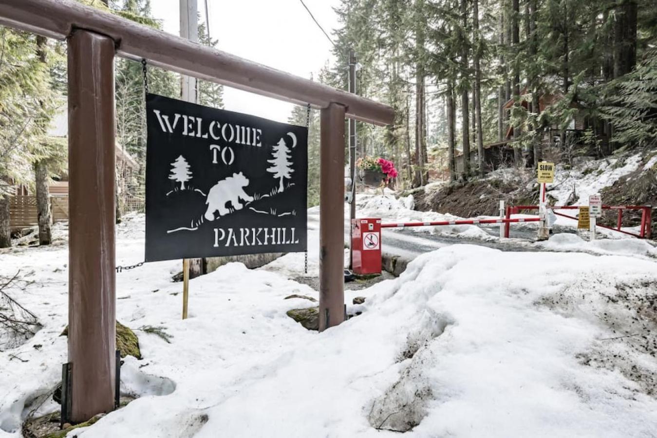 Whiskey Jack, 4 Bedroom Cabin with Outdoor Firepit