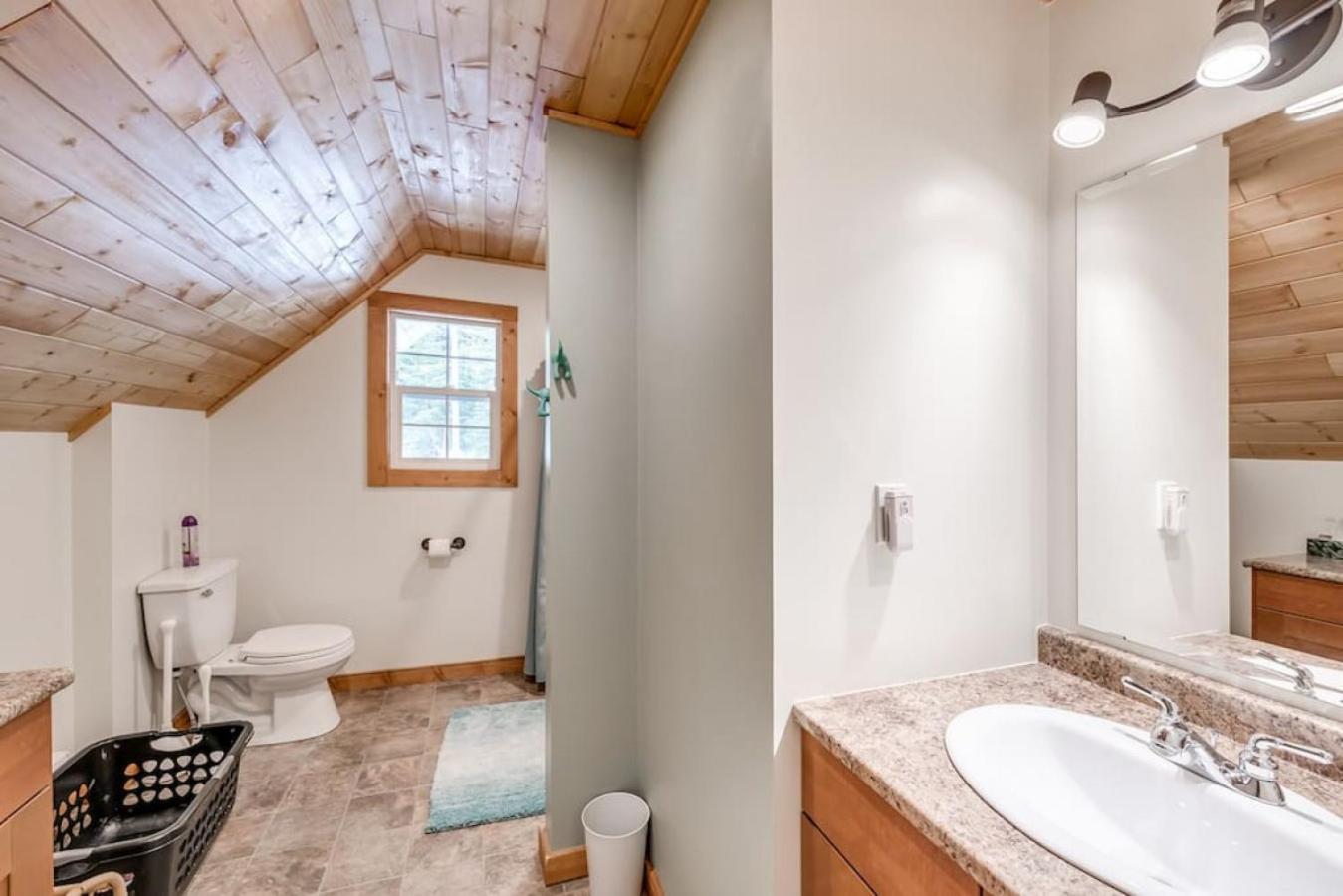 Whiskey Jack, 4 Bedroom Cabin with Outdoor Firepit