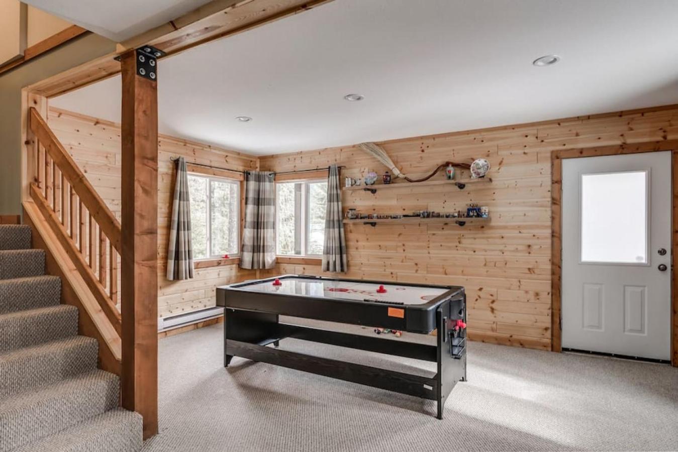 Whiskey Jack, 4 Bedroom Cabin with Outdoor Firepit
