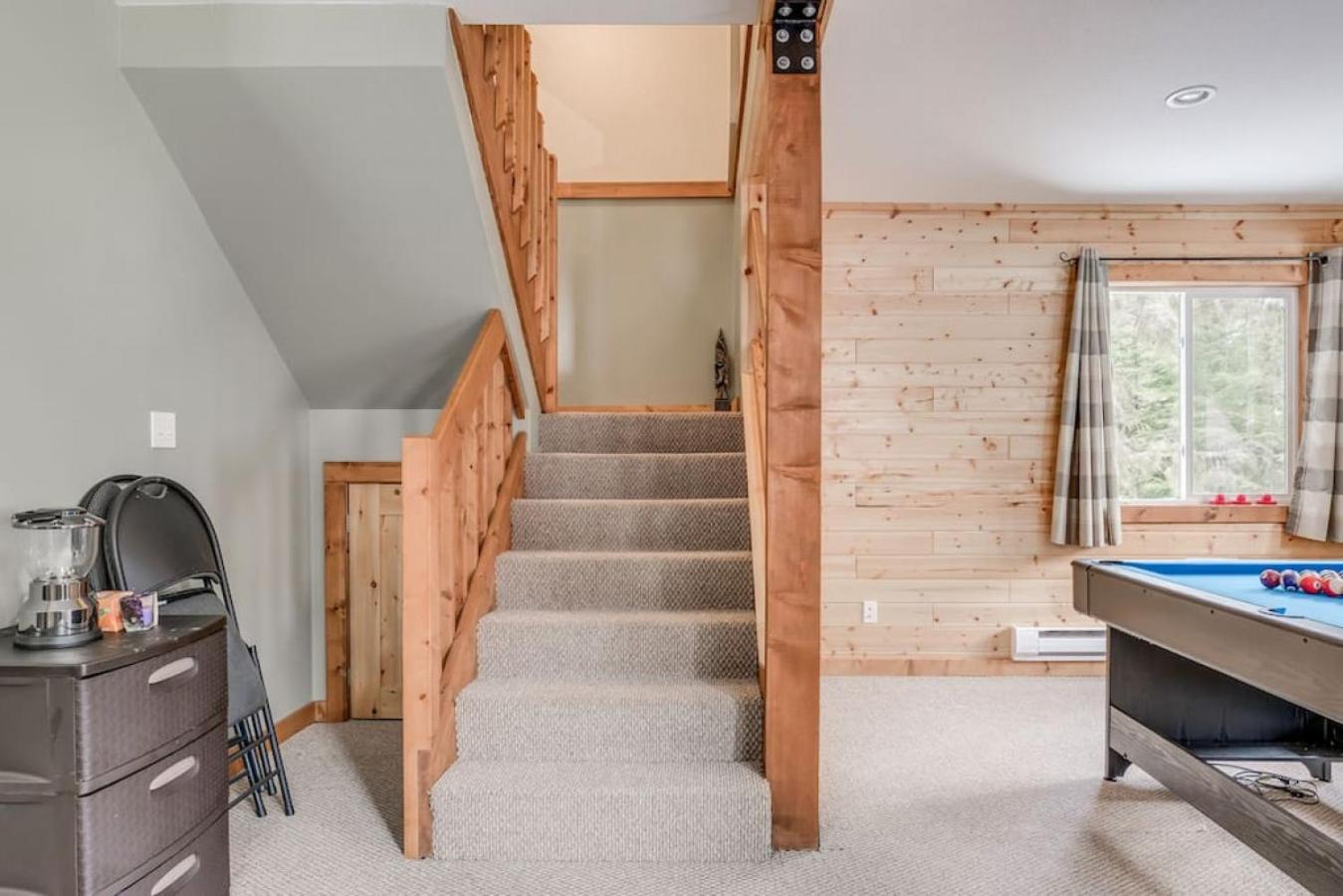 Whiskey Jack, 4 Bedroom Cabin with Outdoor Firepit