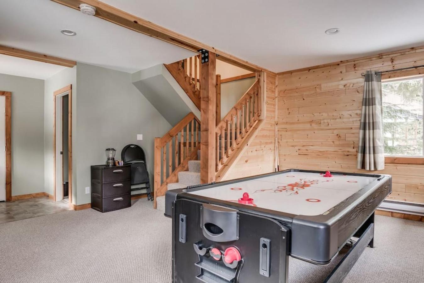 Whiskey Jack, 4 Bedroom Cabin with Outdoor Firepit