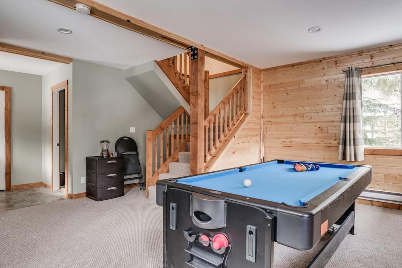 Whiskey Jack, 4 Bedroom Cabin with Outdoor Firepit