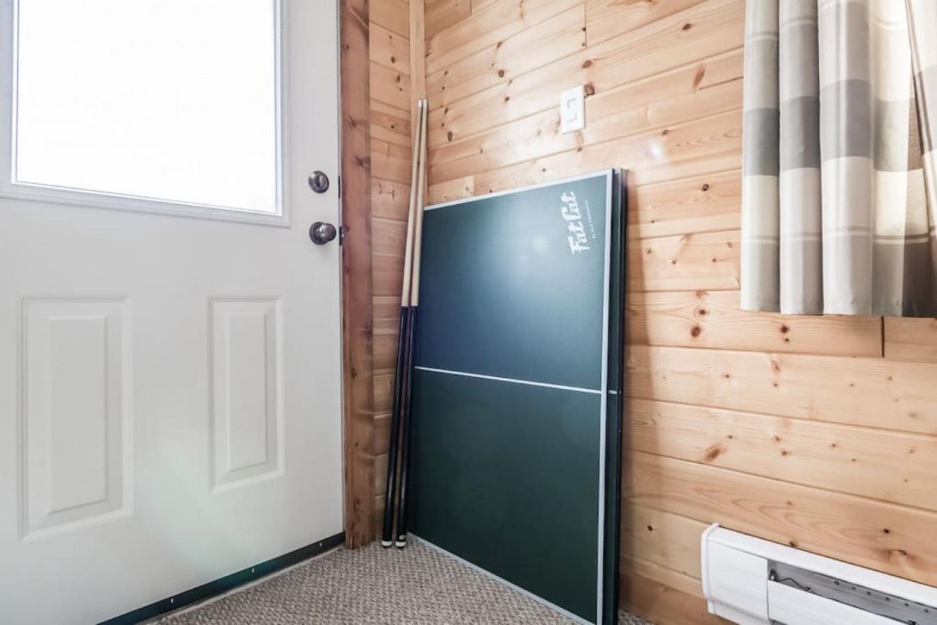 Whiskey Jack, 4 Bedroom Cabin with Outdoor Firepit