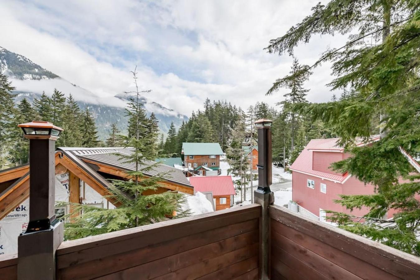 Whiskey Jack, 4 Bedroom Cabin with Outdoor Firepit