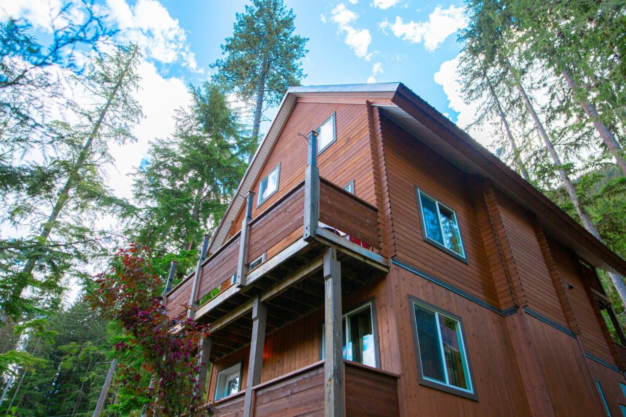 Whiskey Jack, 4 Bedroom Cabin with Outdoor Firepit