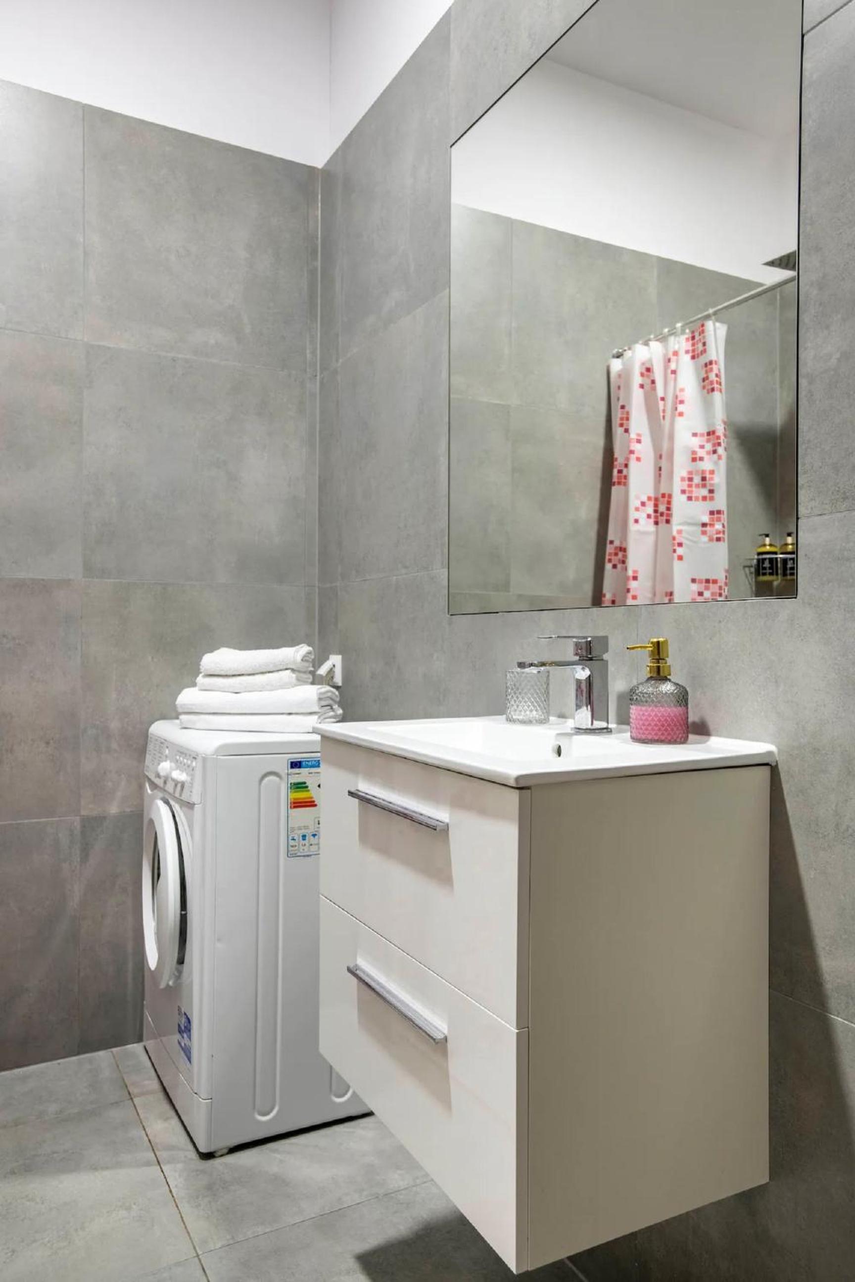 Uroczy apartament obok Opery i Dworca Głównego z Netflix view 4