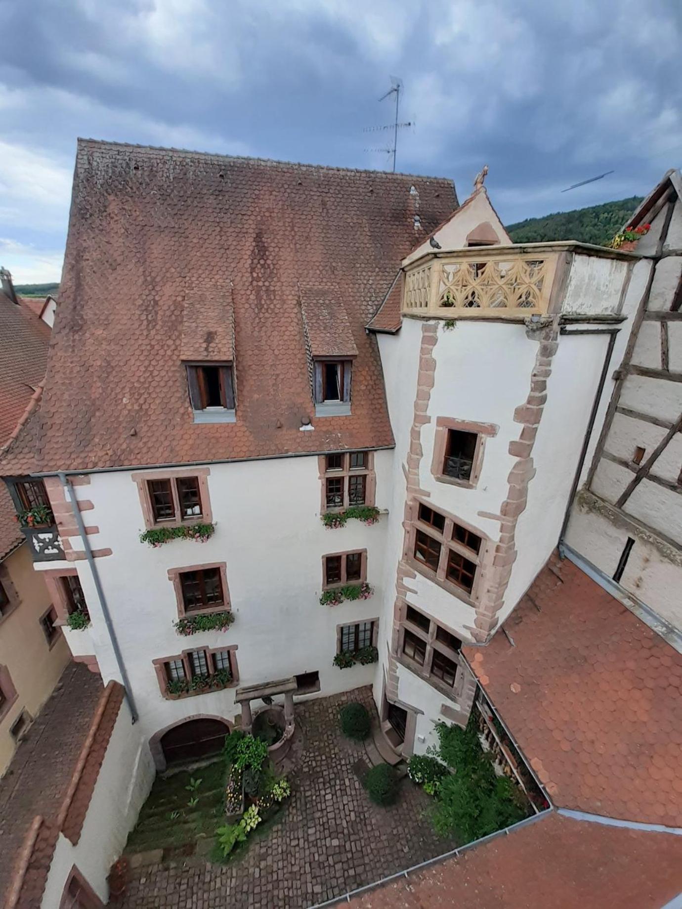 ADRIHOF à Riquewihr, Cour de l'Abbaye d'Autrey view 2