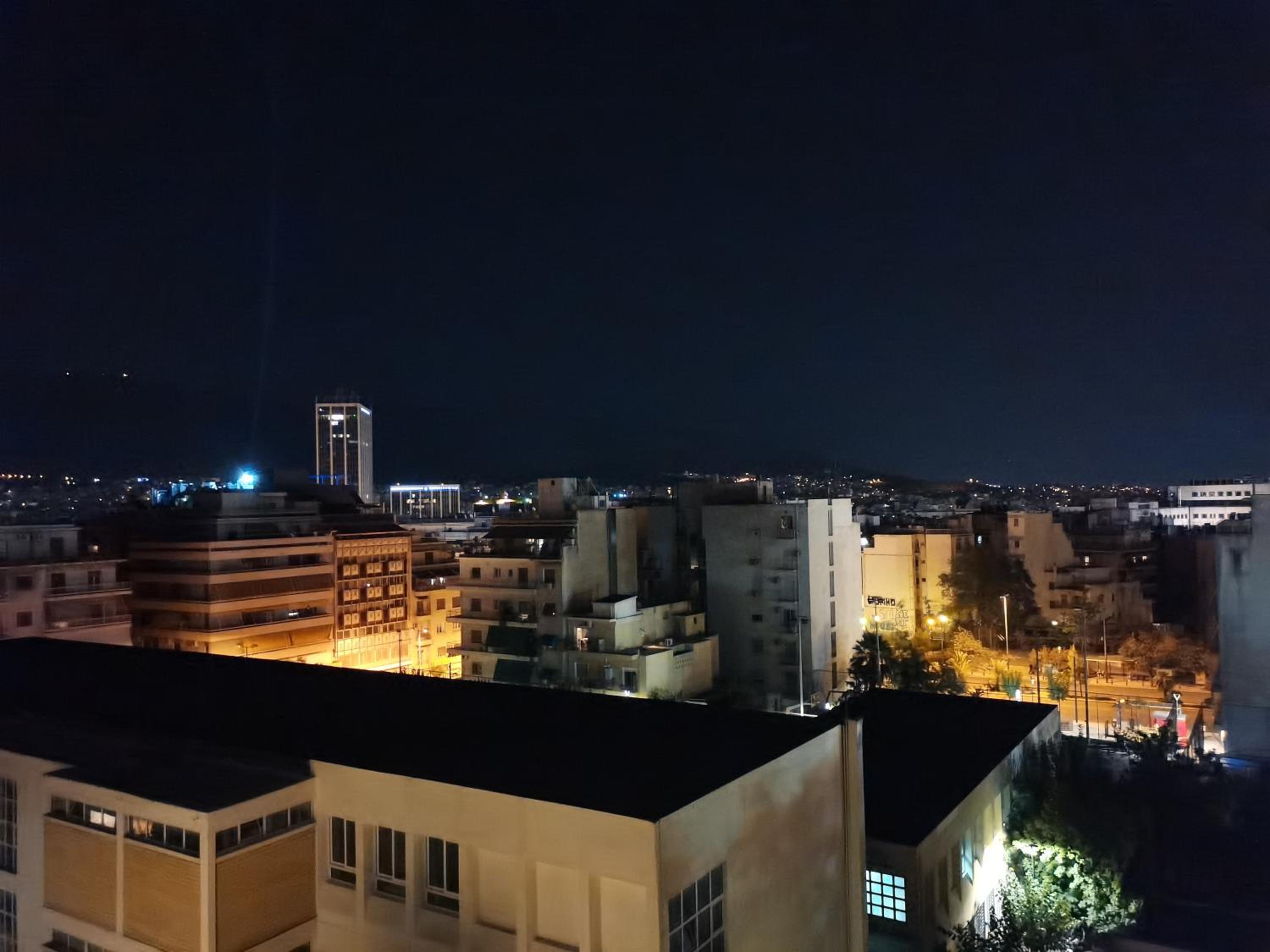 Penthouse spacious w super wifi & terrace, 2 min from metro