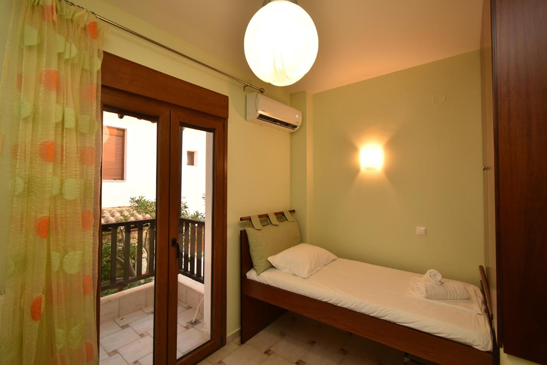 Sea Side Pine Maisonette, Siviri