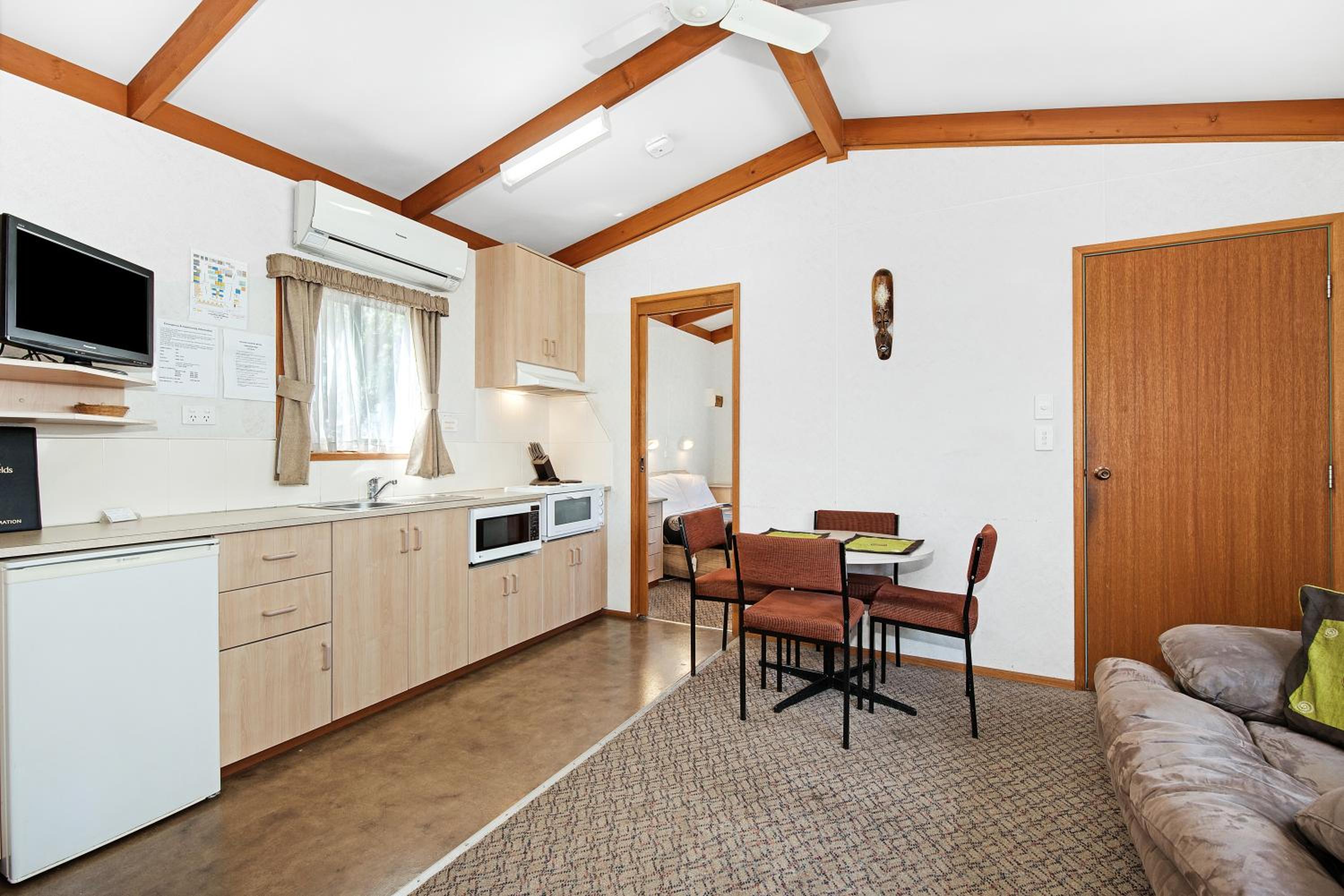 Golden Country Motel and Caravan Park